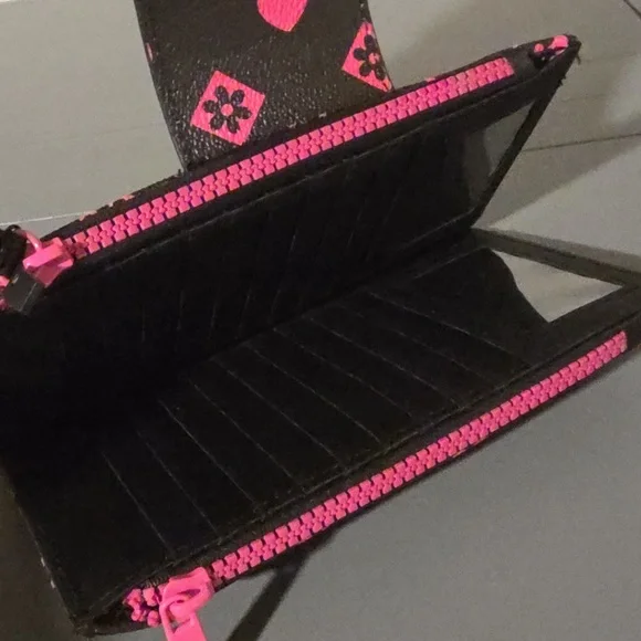 XOXO NWT Pink and Black Large Wristlet - Picture 7 of 7